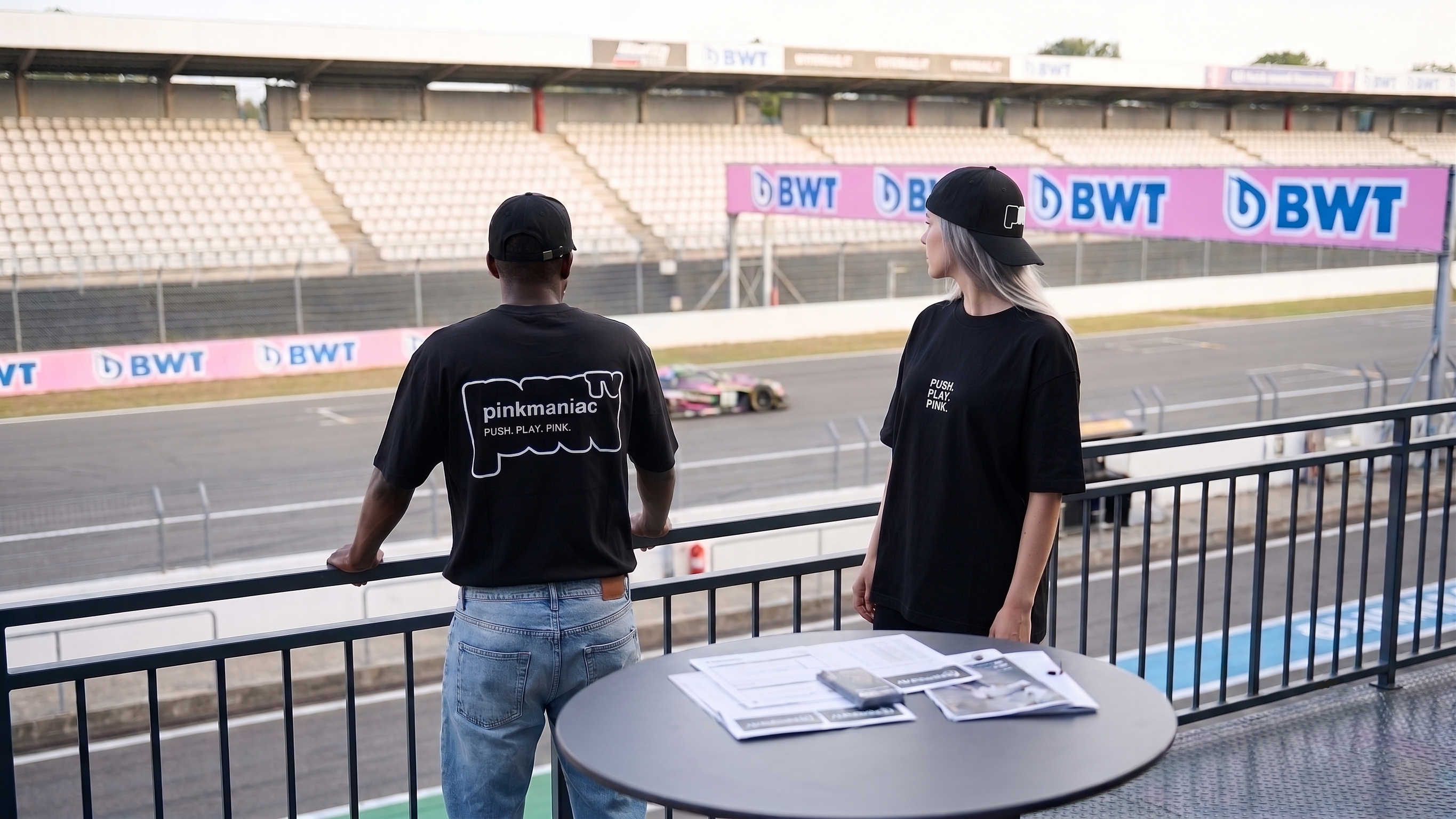 PinkManiacTV merch shirts op het circuit